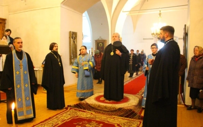 Епископ Сергий совершил утреню с чтением Акафиста Пресвятой Богородице