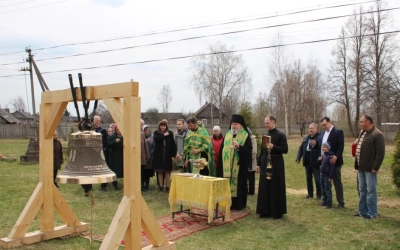 Преосвященный архипастырь совершил чин освящения колокола в храме Кирилла и Мефодия п. Угра