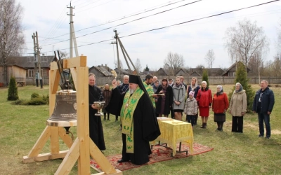 Преосвященный архипастырь совершил чин освящения колокола в храме Кирилла и Мефодия п. Угра