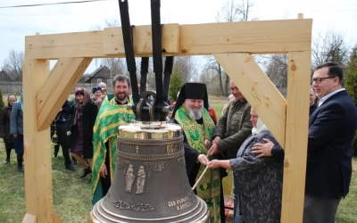 Преосвященный архипастырь совершил чин освящения колокола в храме Кирилла и Мефодия п. Угра