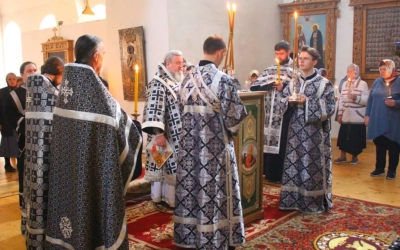 Епископ Сергий возглавил Утреню с чтением 12-ти Евангелий Страстей Христовых