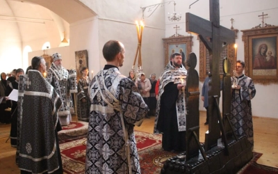 Епископ Сергий возглавил Утреню с чтением 12-ти Евангелий Страстей Христовых